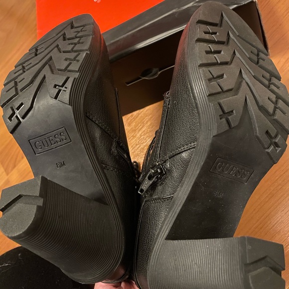 SOLD Heeled zip up combat moto GUESS boots with laces… new with box - Picture 4 of 5